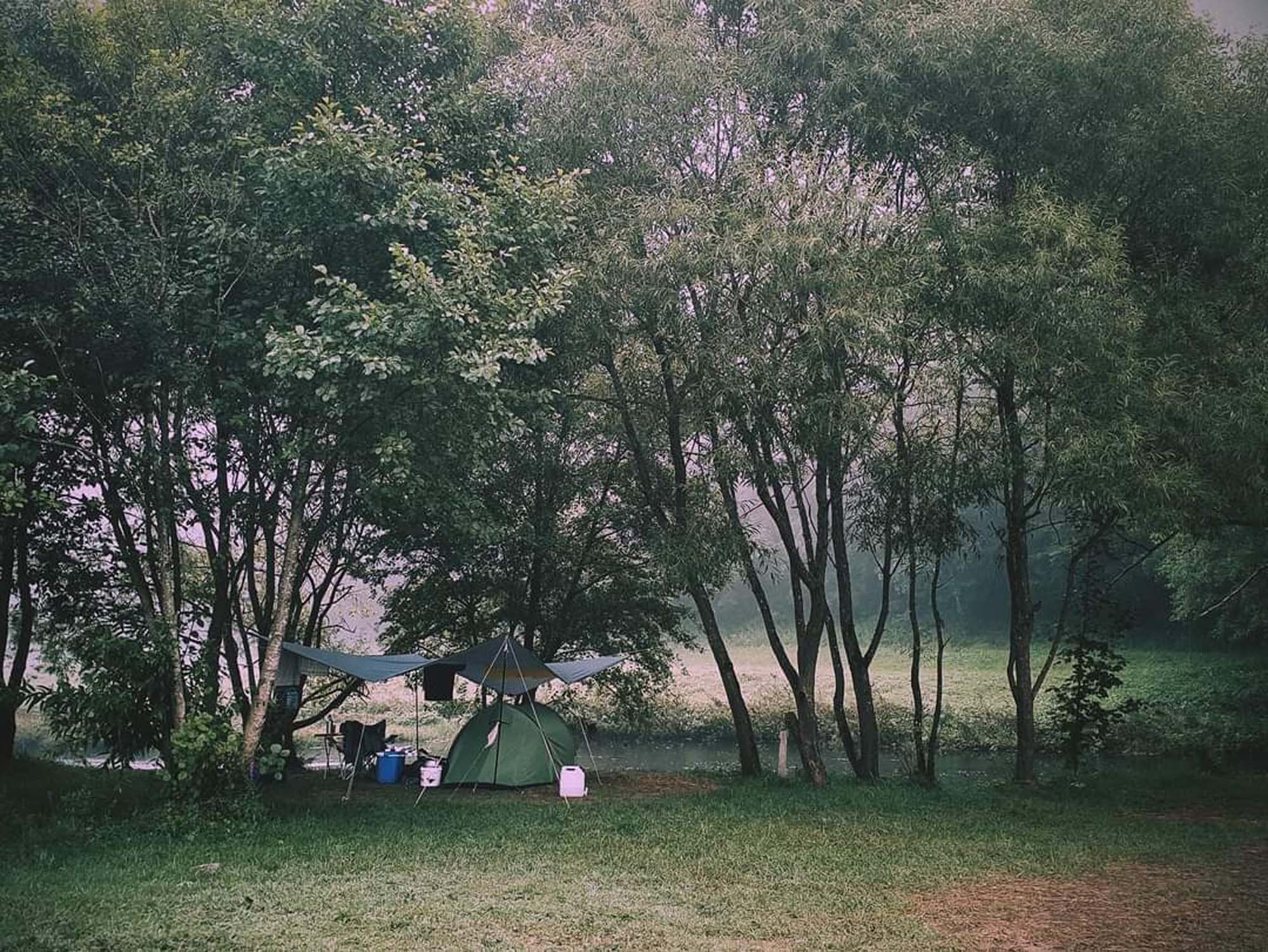 Kleinere tentplaats aan het water